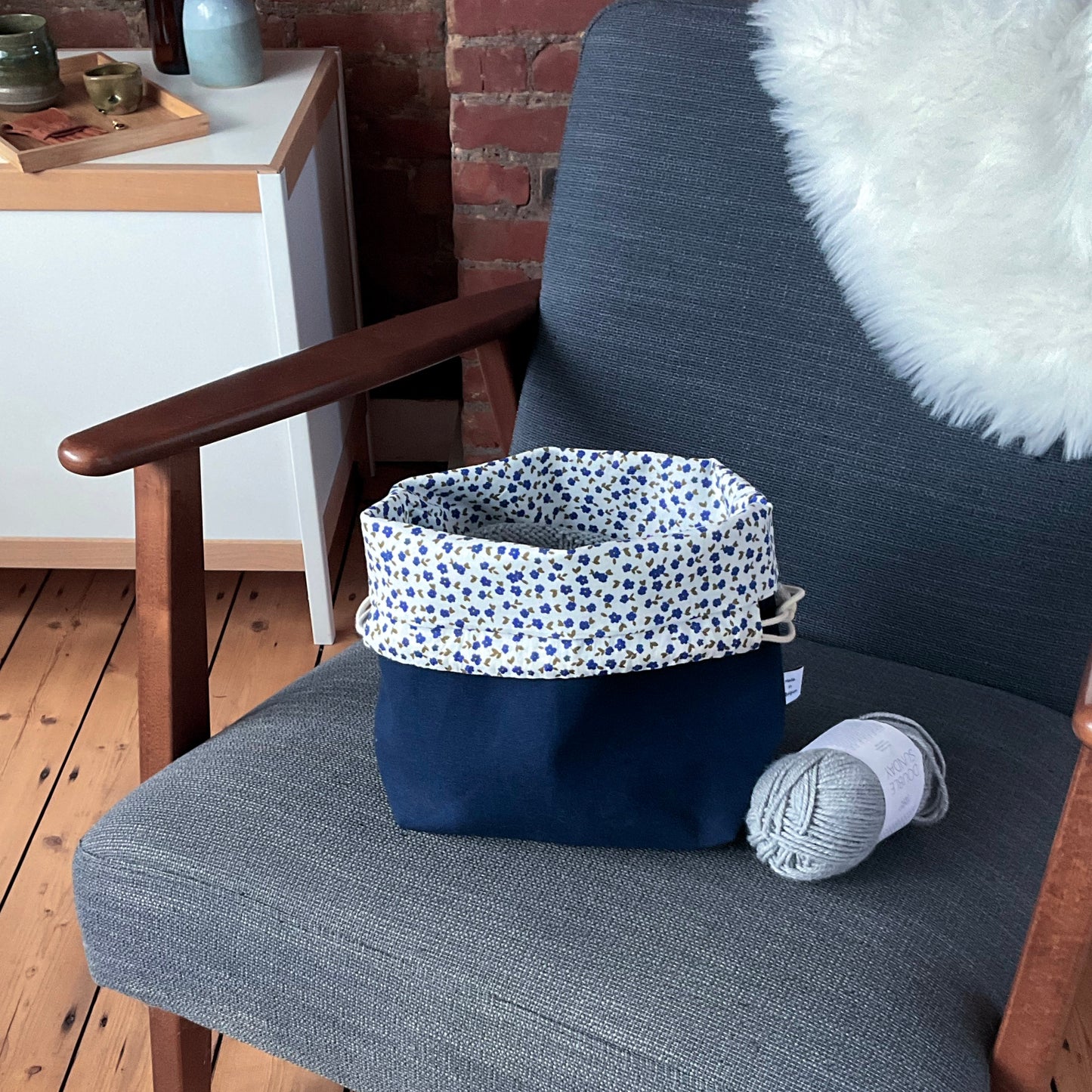 Geborduurde project bag - blauwe bloem - medium