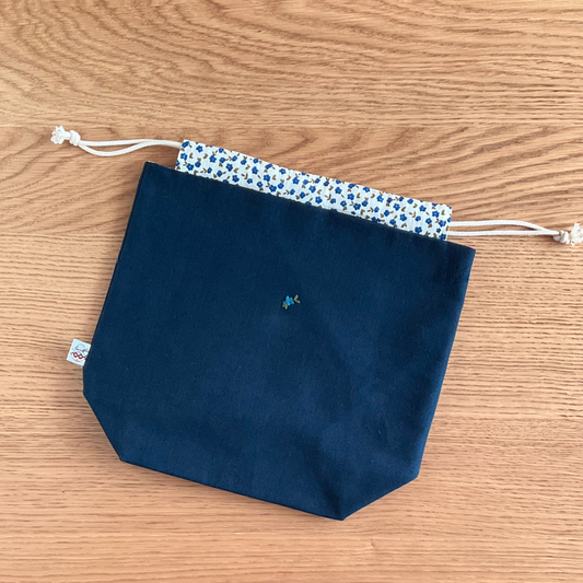 Geborduurde project bag - blauwe bloem - medium