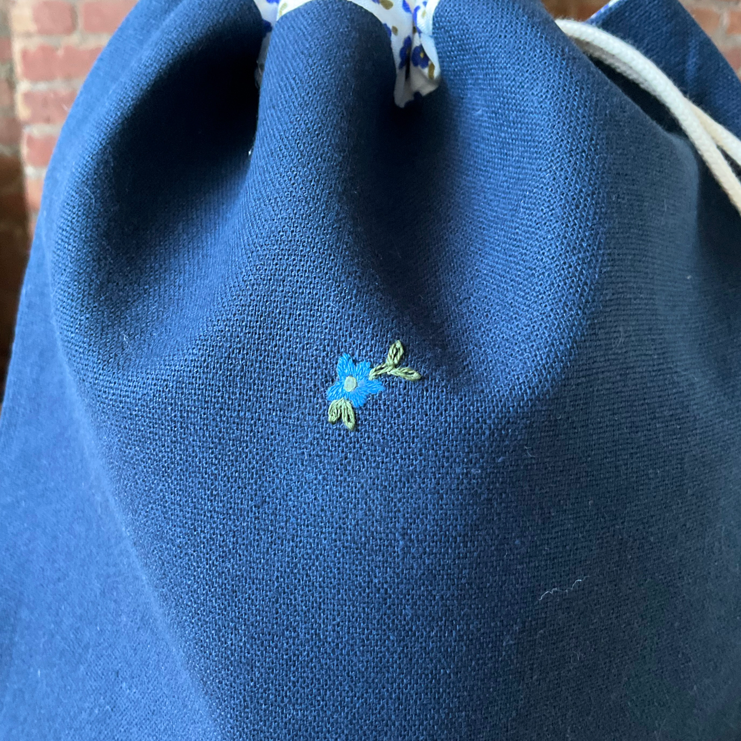 Geborduurde project bag - blauwe bloem - medium