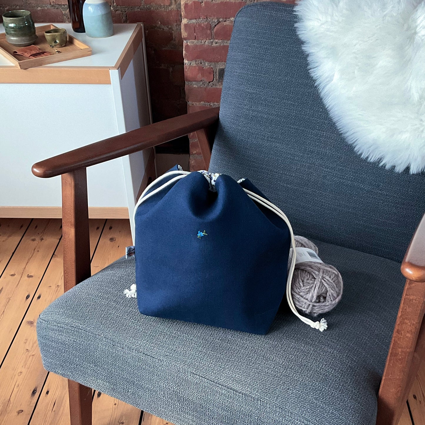 Geborduurde project bag - blauwe bloem - medium